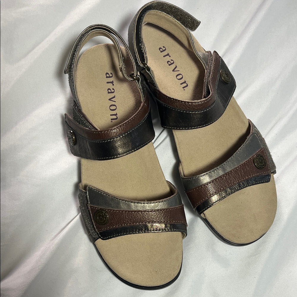 Aravon KatherineNEW Flat sandals metallic straps hook loop adjustable arches 7